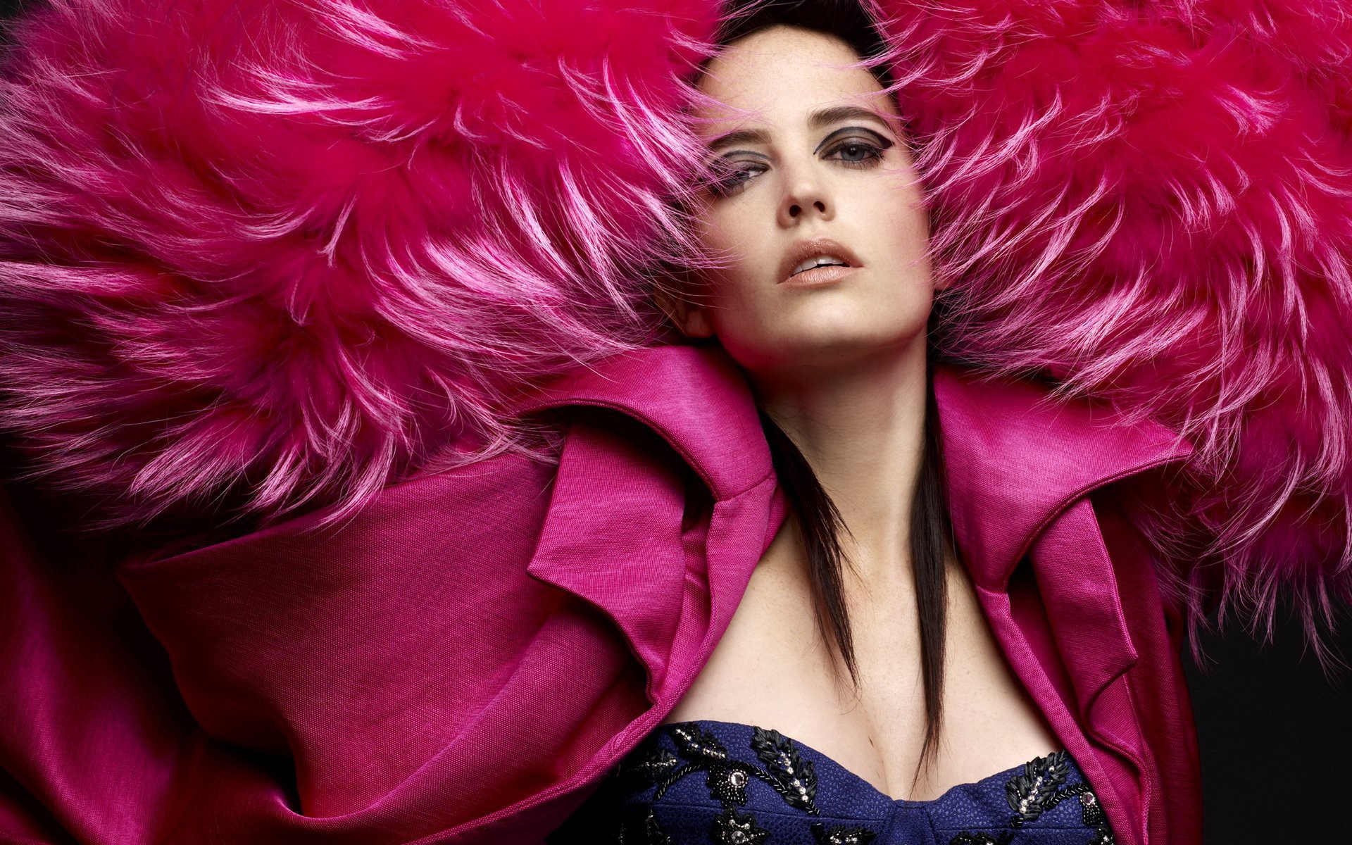 Девушка в розовой одежде