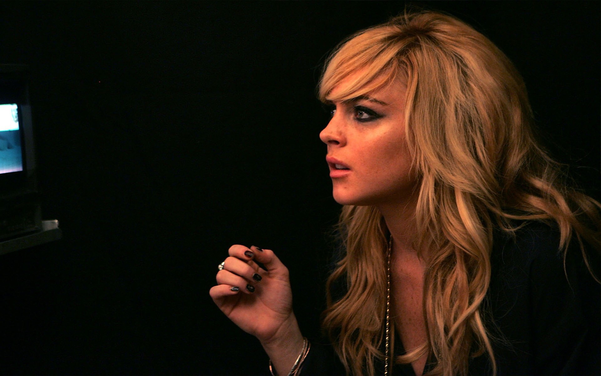 Блондинка смотрит телевизор