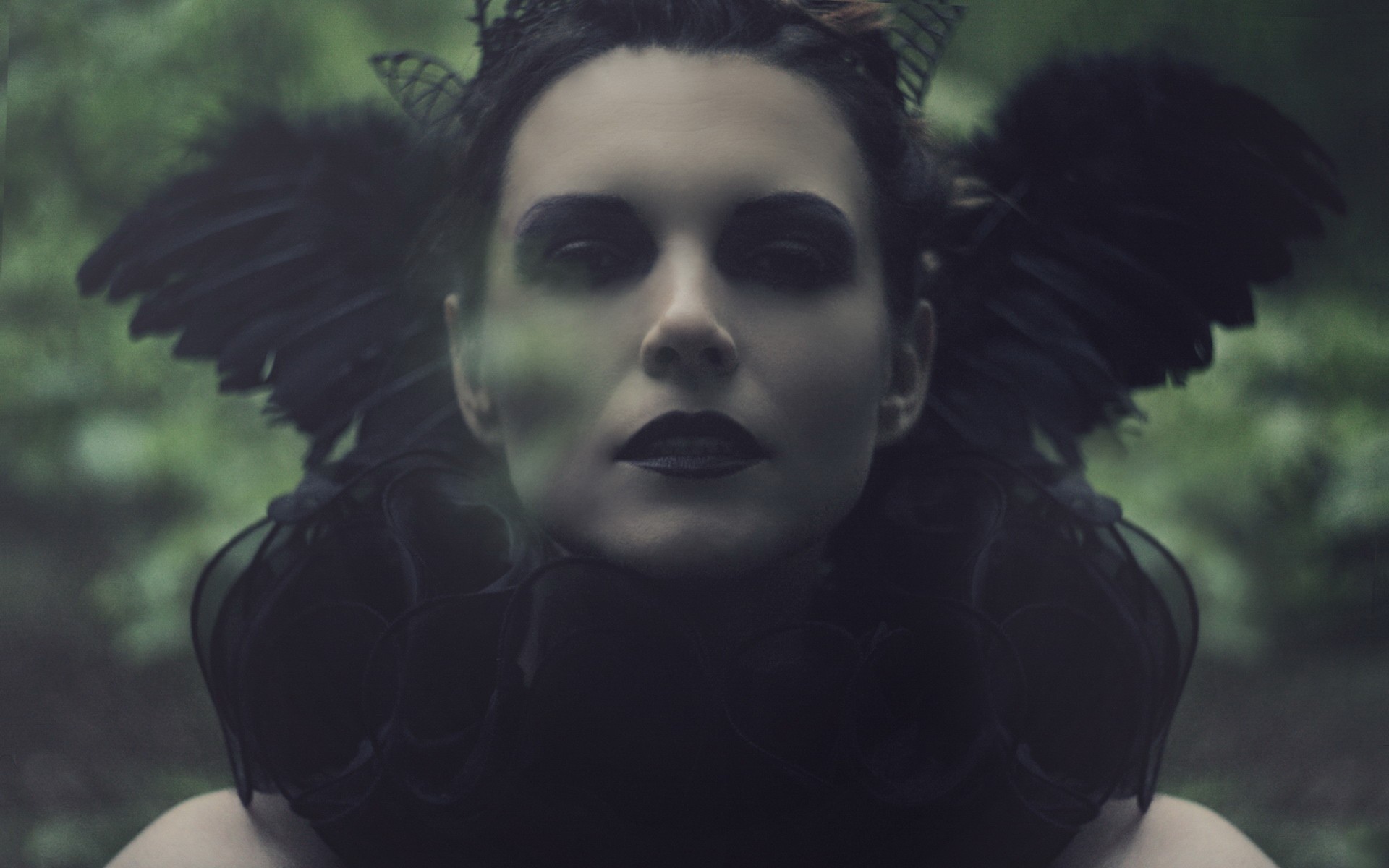 Модель с перьями