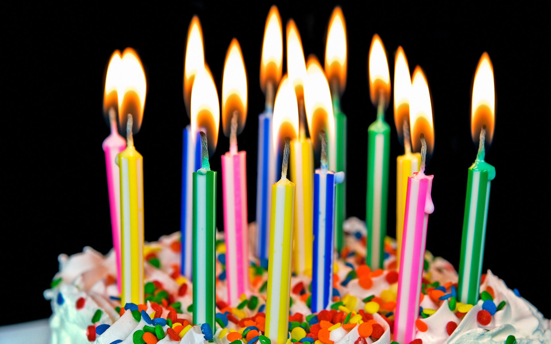 Разноцветные яркие свечи на день рождения