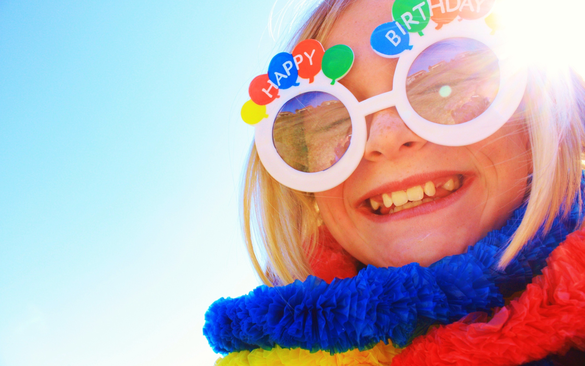 Девочка в смешных очках на день рождения