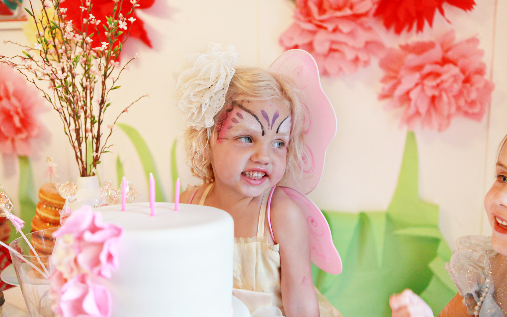 Счастливая девочка на день рождения