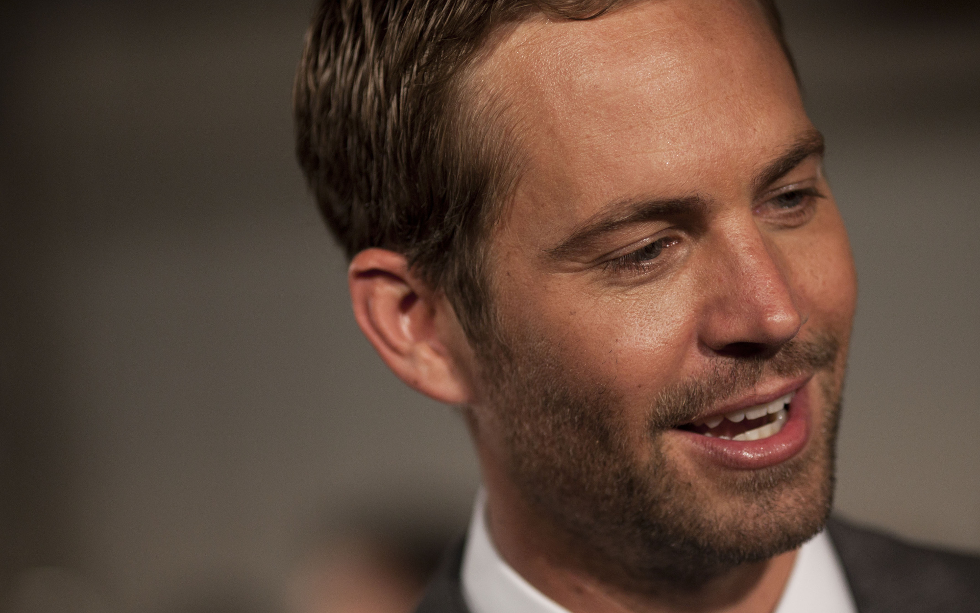 Пол Уокер поет песню