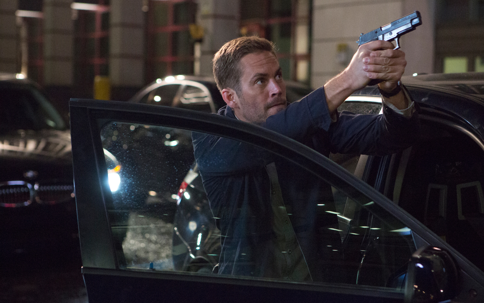 Пол Уокер с пистолетом