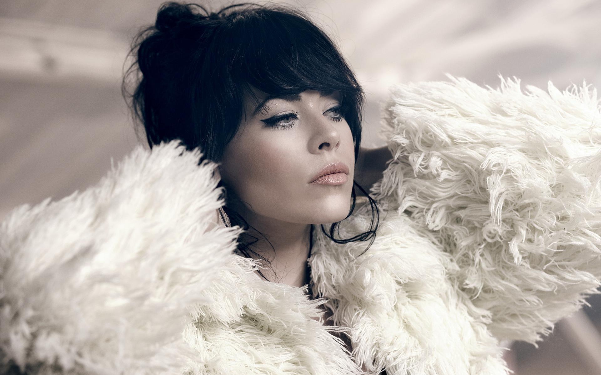 Alex Hepburn в белой шубке