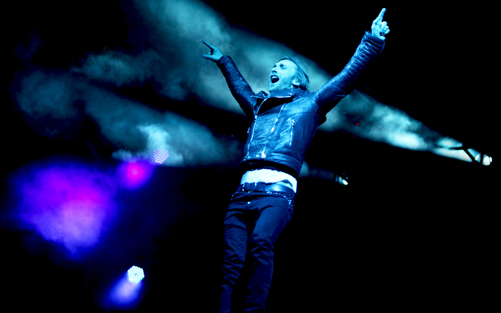 David Guetta в прыжке