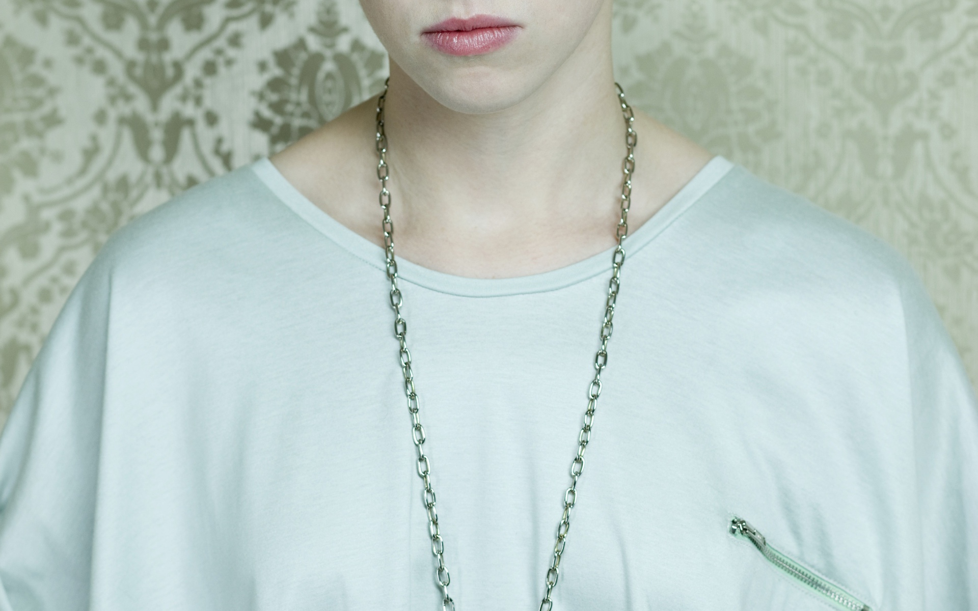 La Roux в белой футболке