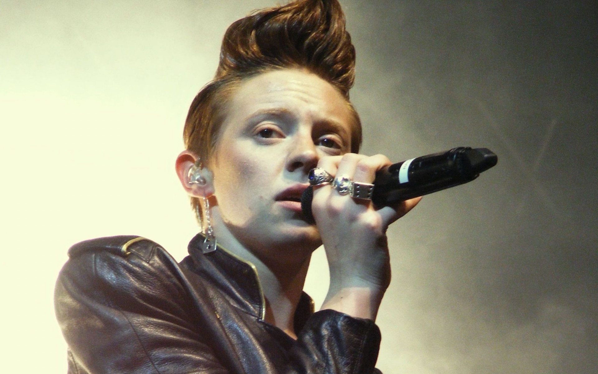 La Roux поет свои песни