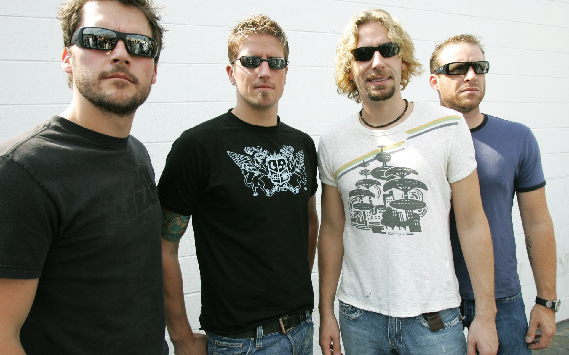 Никелбек в очках