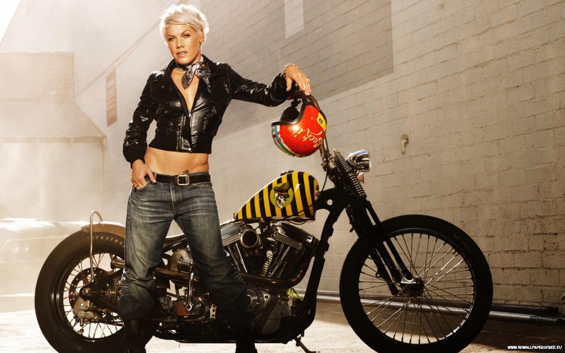 Pink около байка