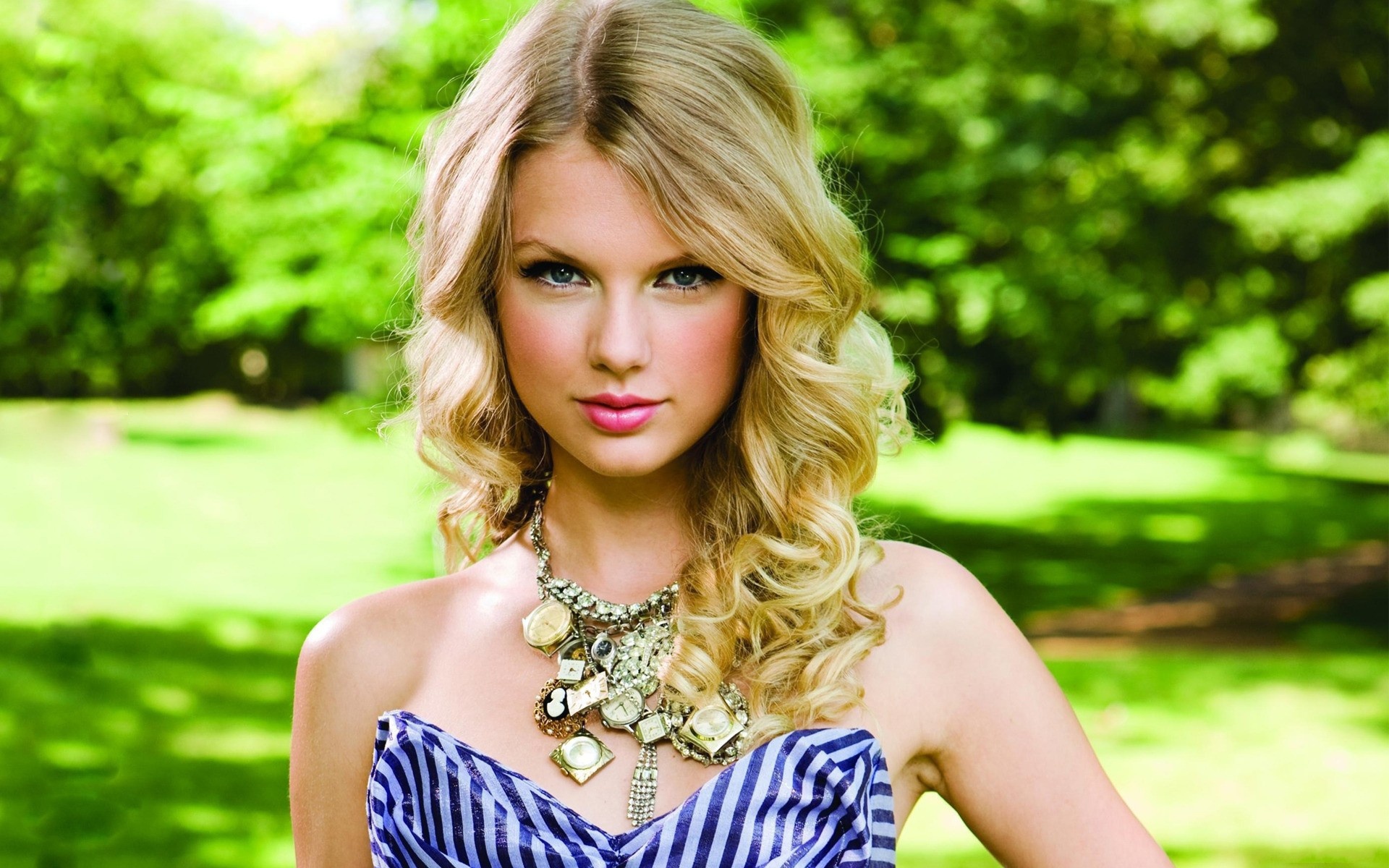 Taylor Swift в парке летом
