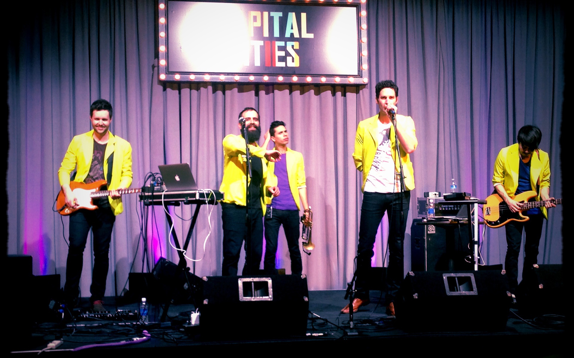 Capital Cities выступают