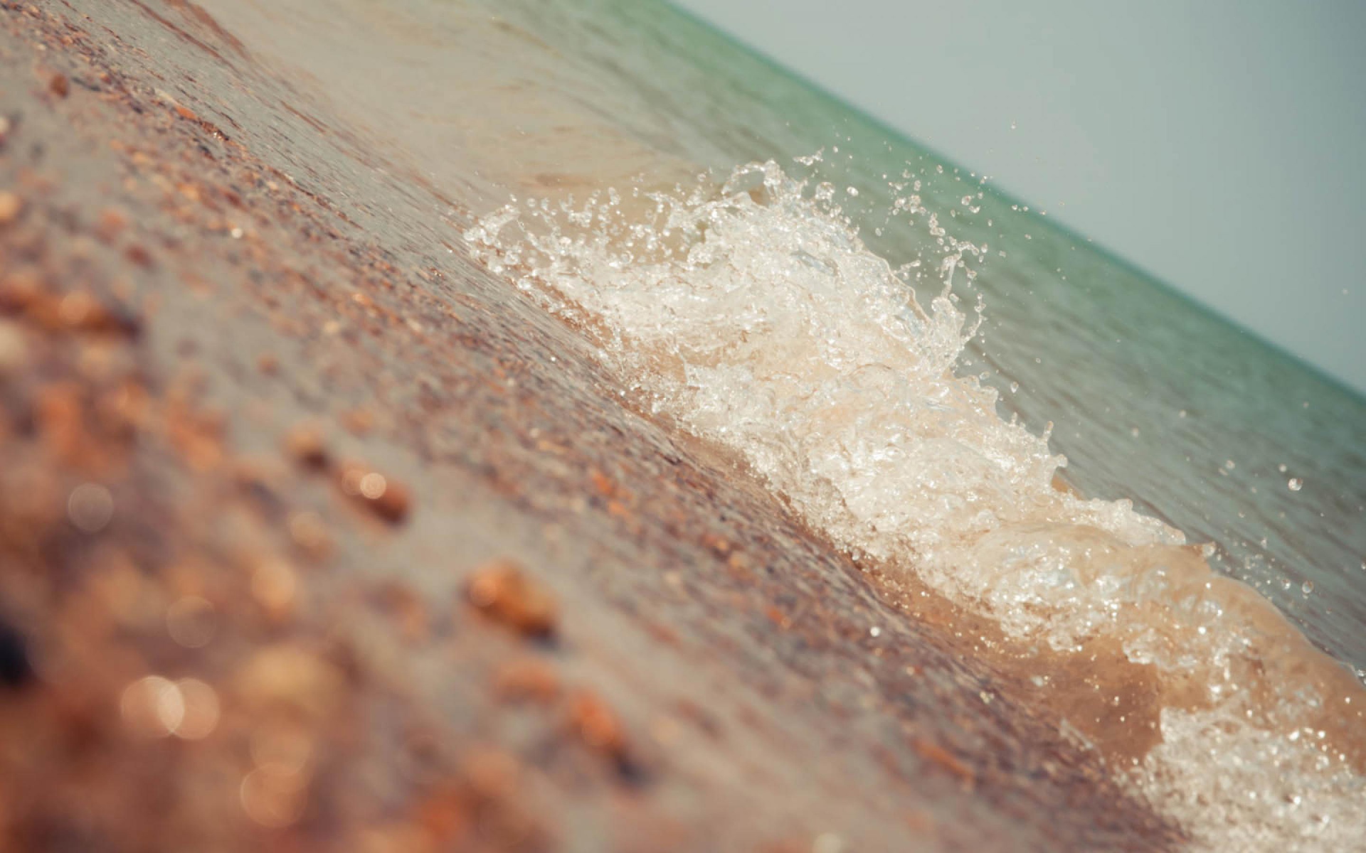 Волна у пляжа