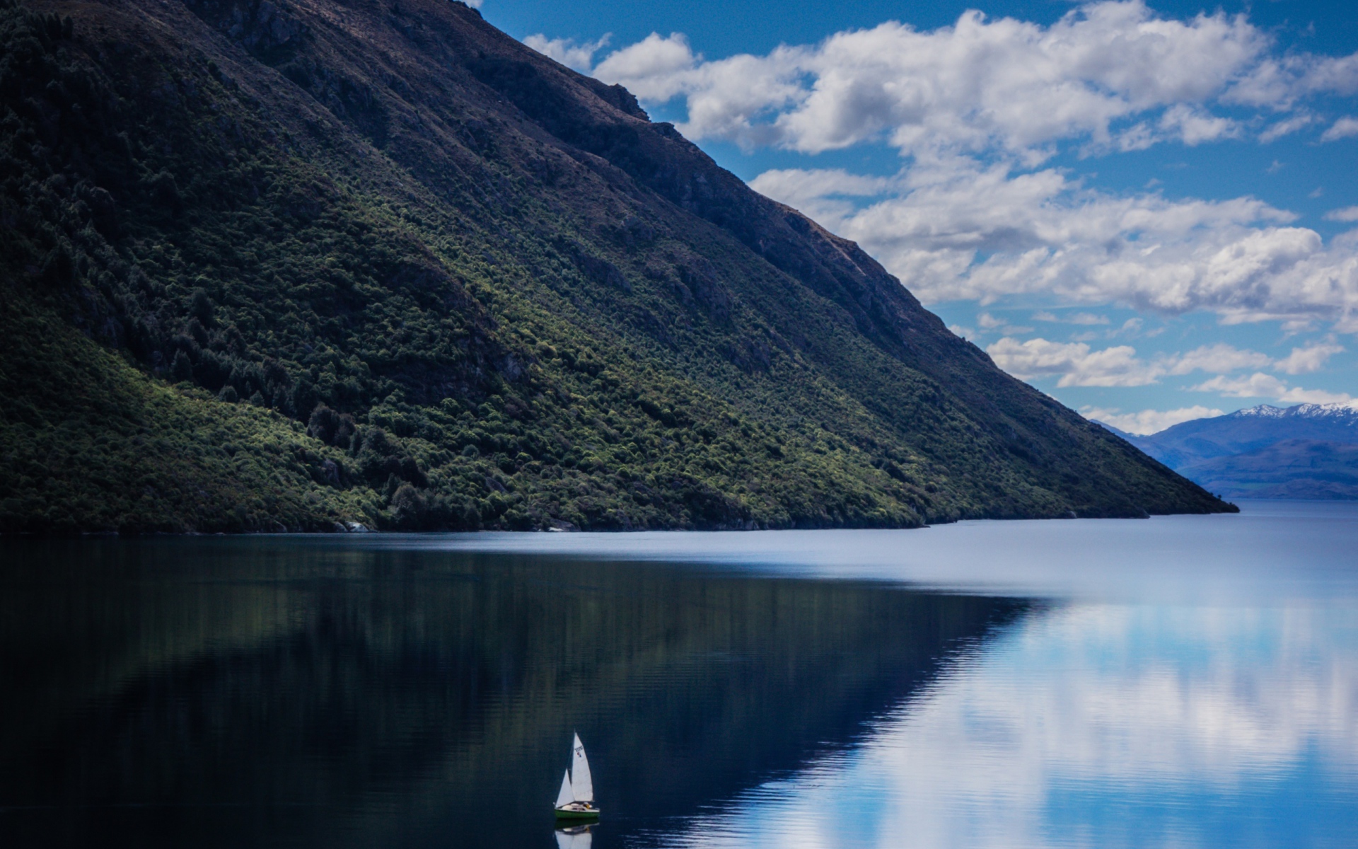 Склон горы у озера
