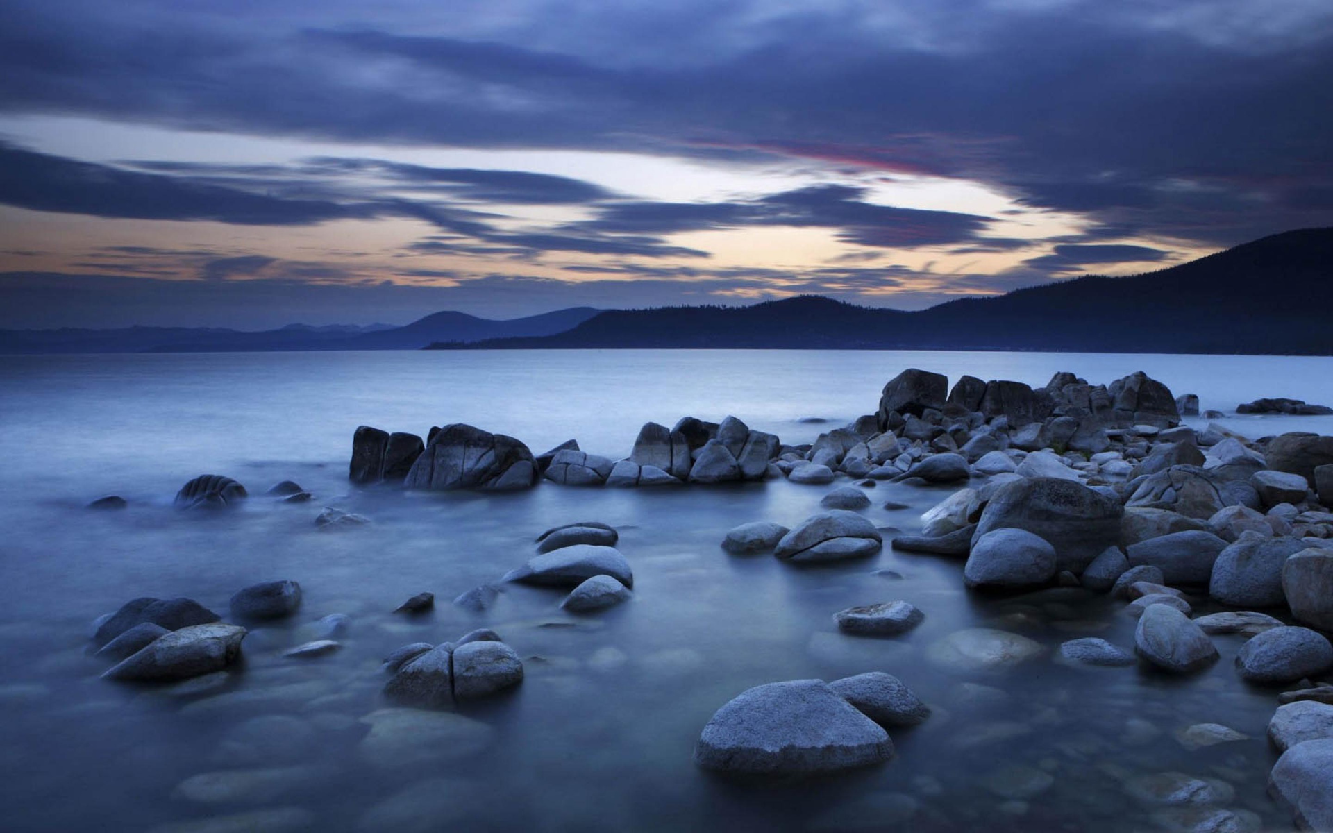 Сумерки на озере