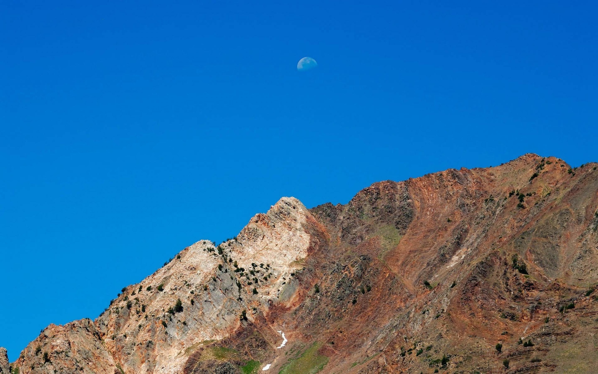 Луна над горами