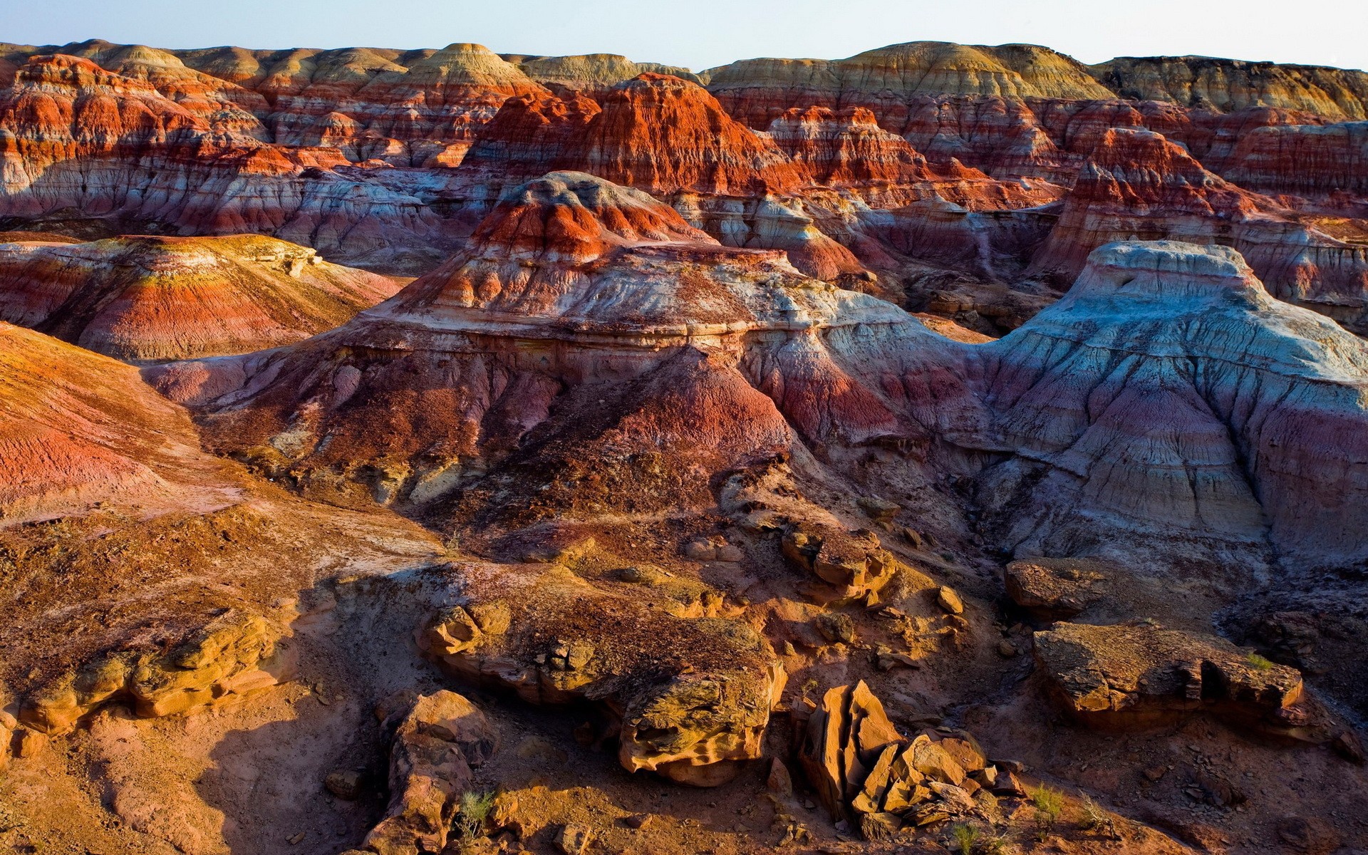 Пейзаж из разноцветных гор