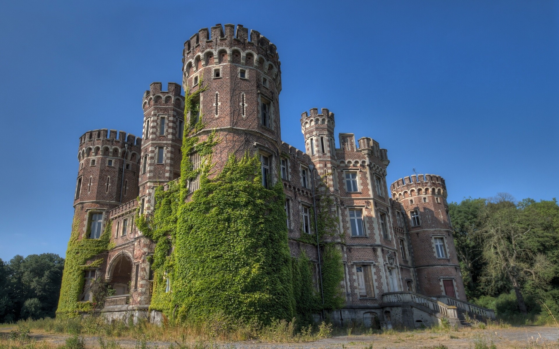 Старинная крепость заросла травой