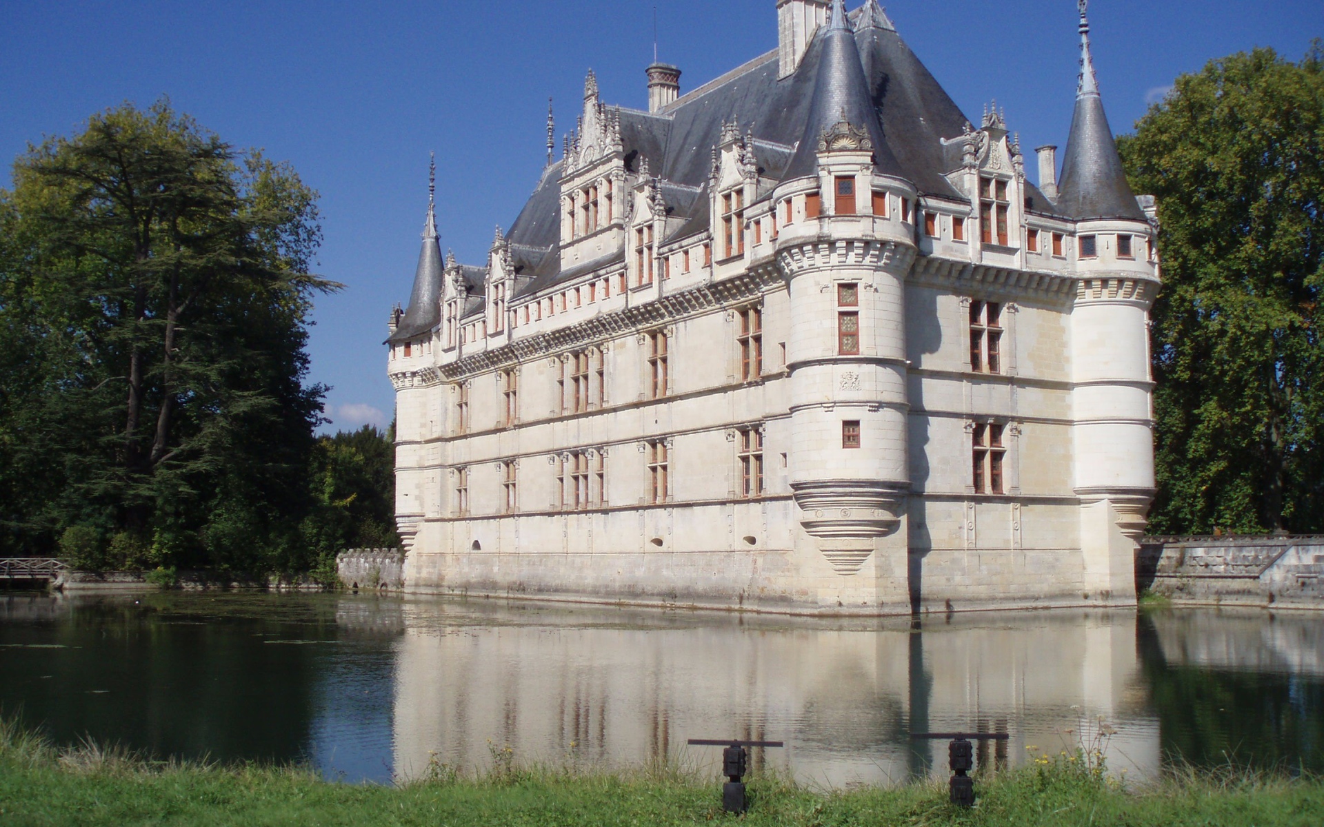 Храм окруженный водой