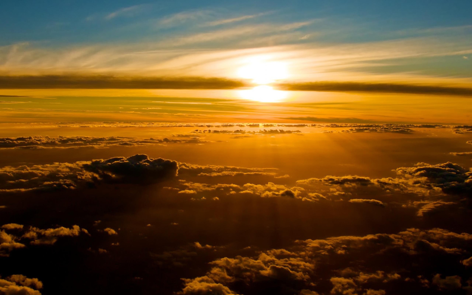 Золотой закат над облаками