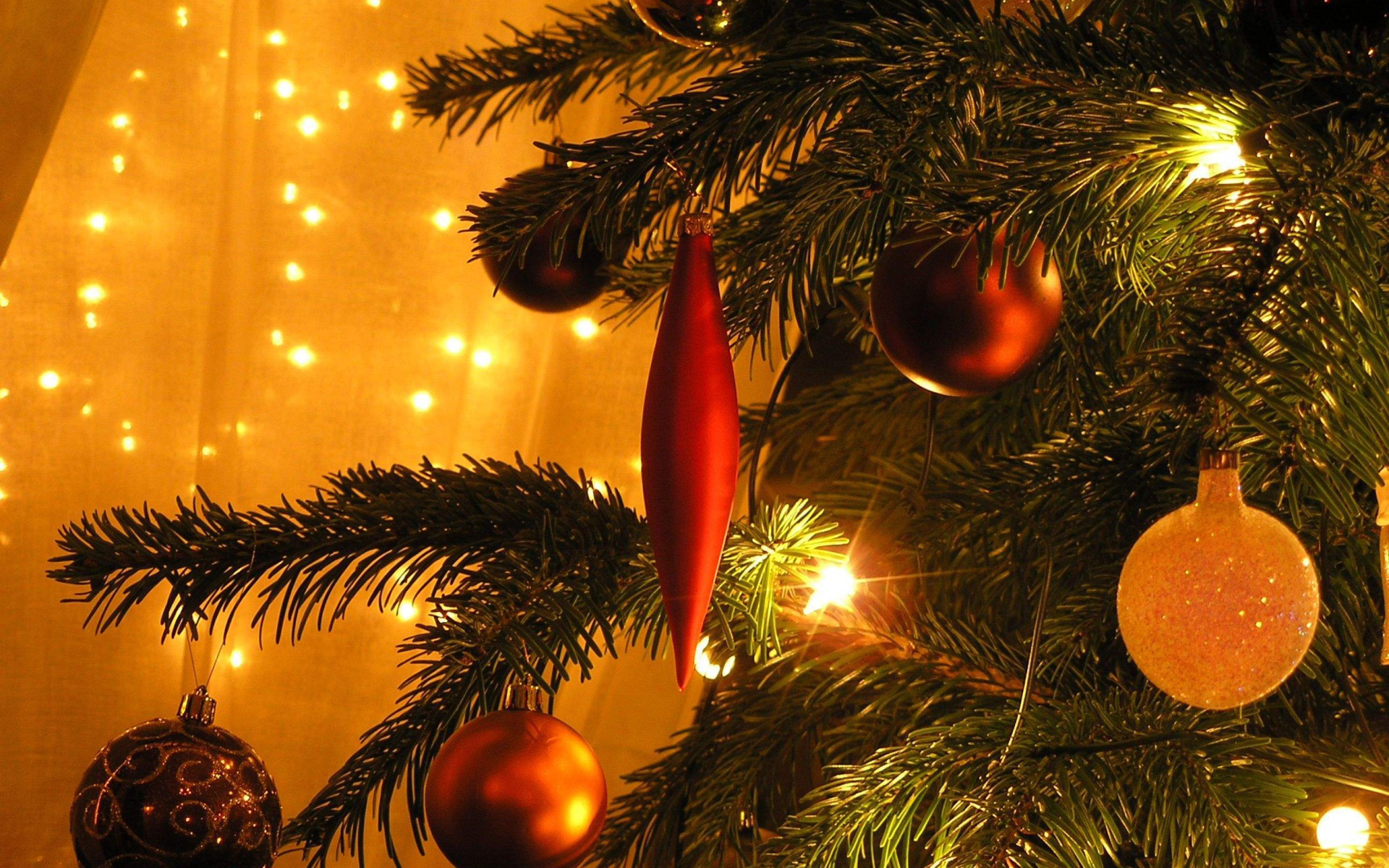 Новогодняя елка в оранжевом свете