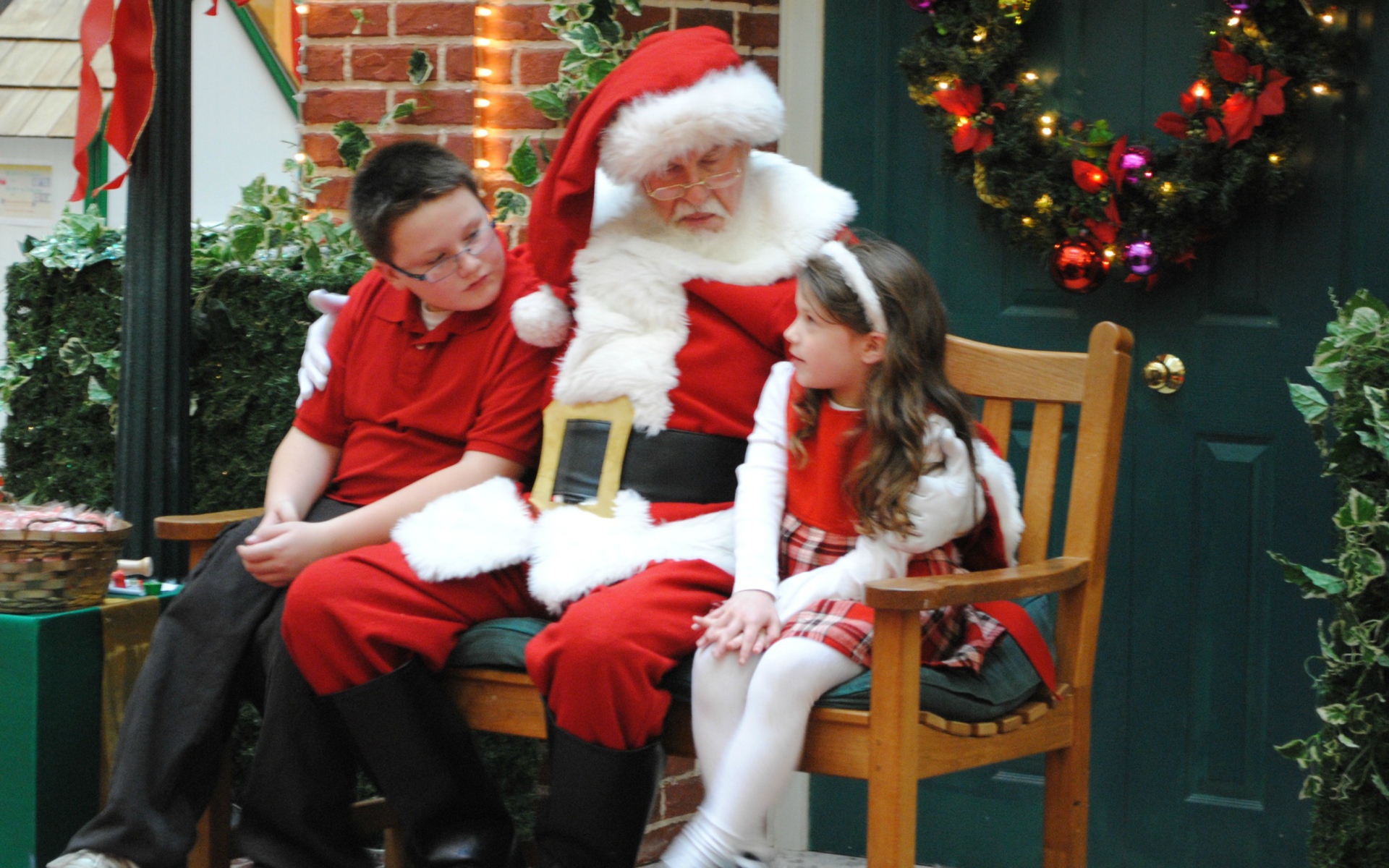 Дед мороз дарит подарки