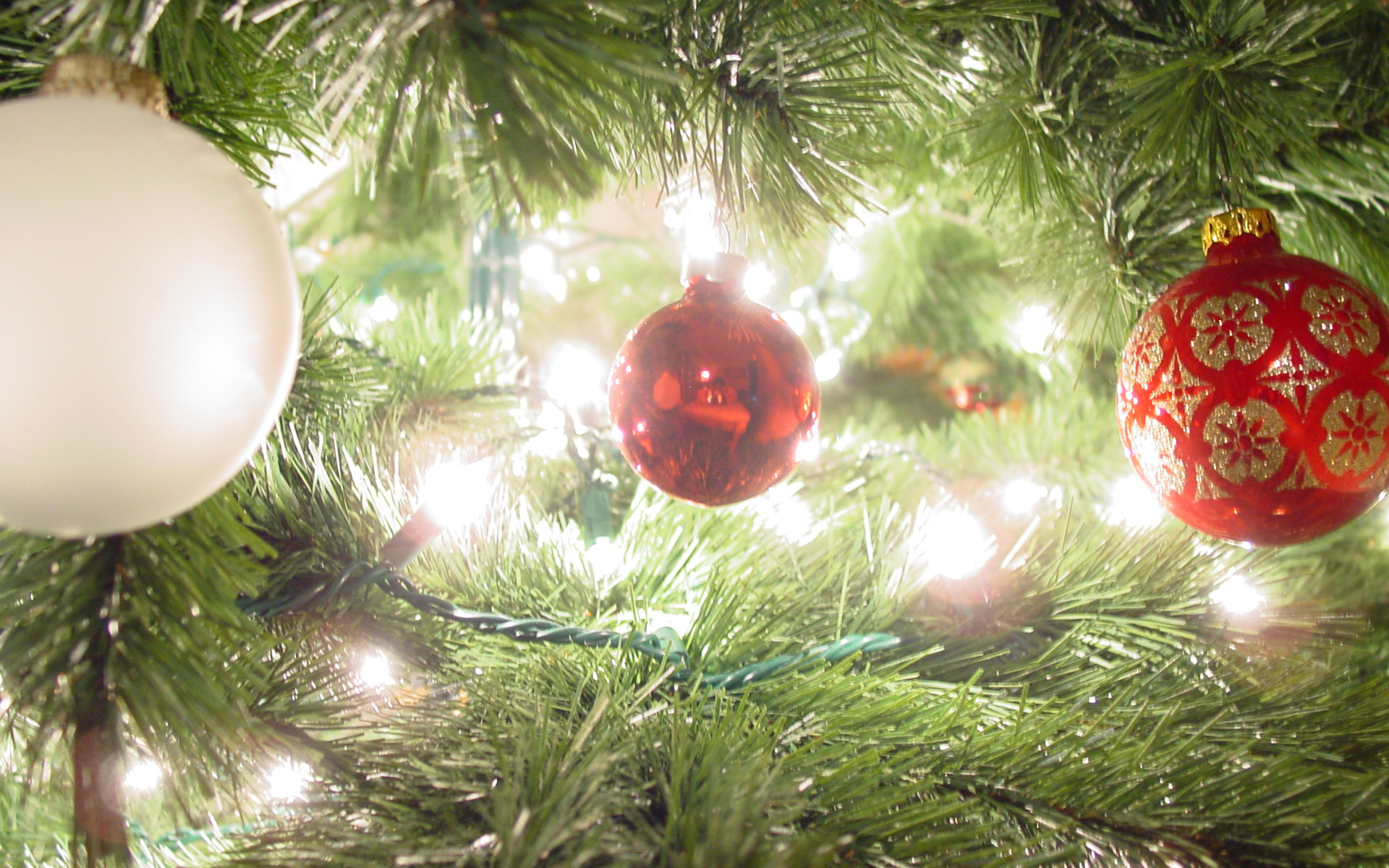 Три маленькие игрушки на новогодней елки