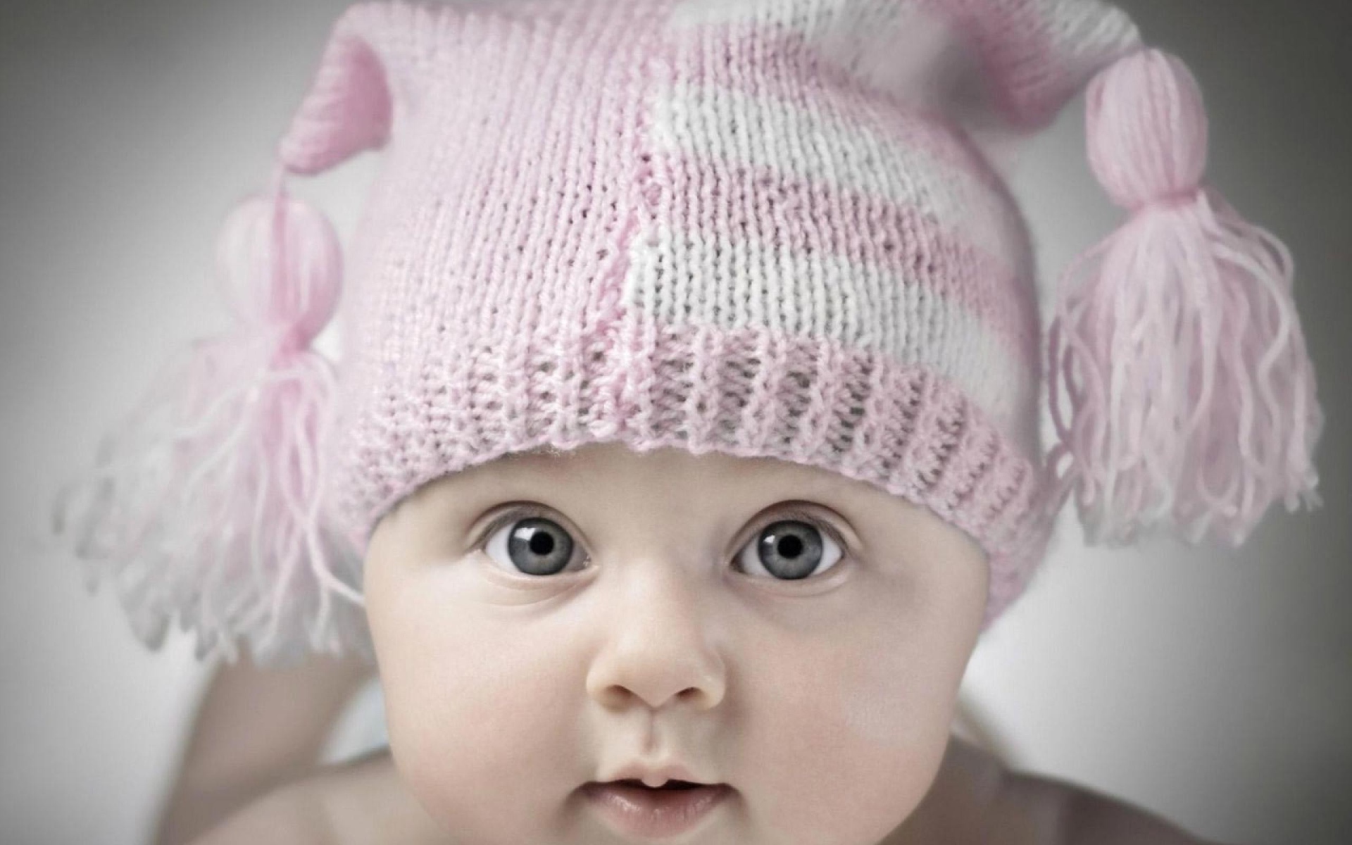Ребенок в шапочке