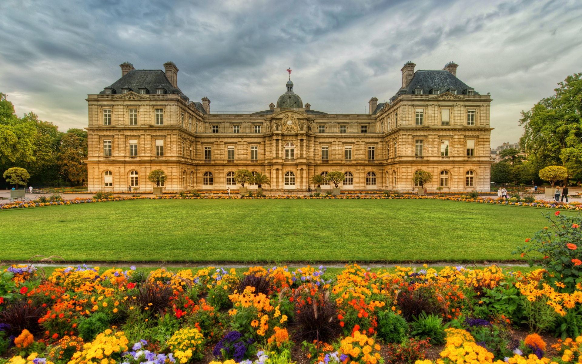 Замок в Париже