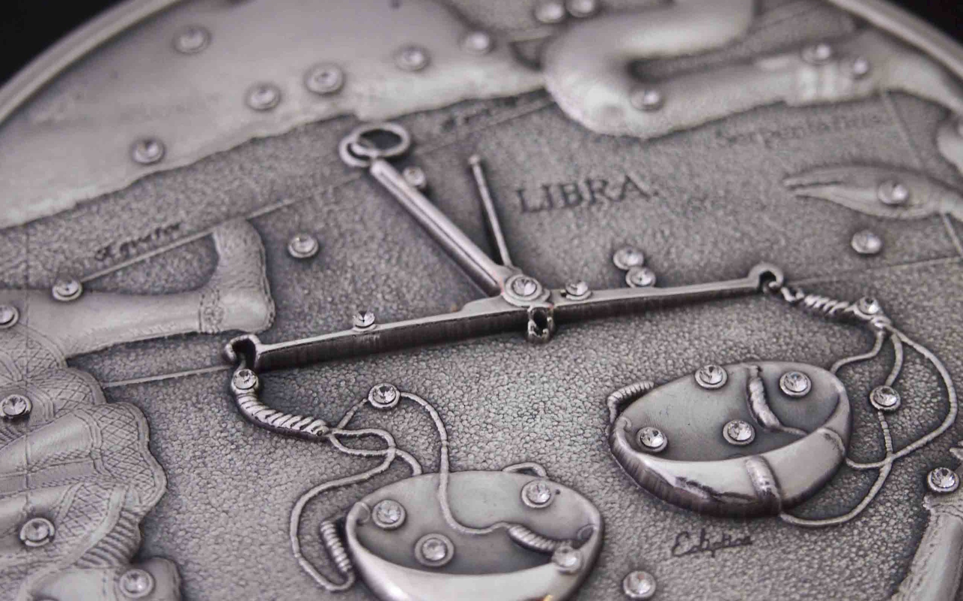 Весы на монете