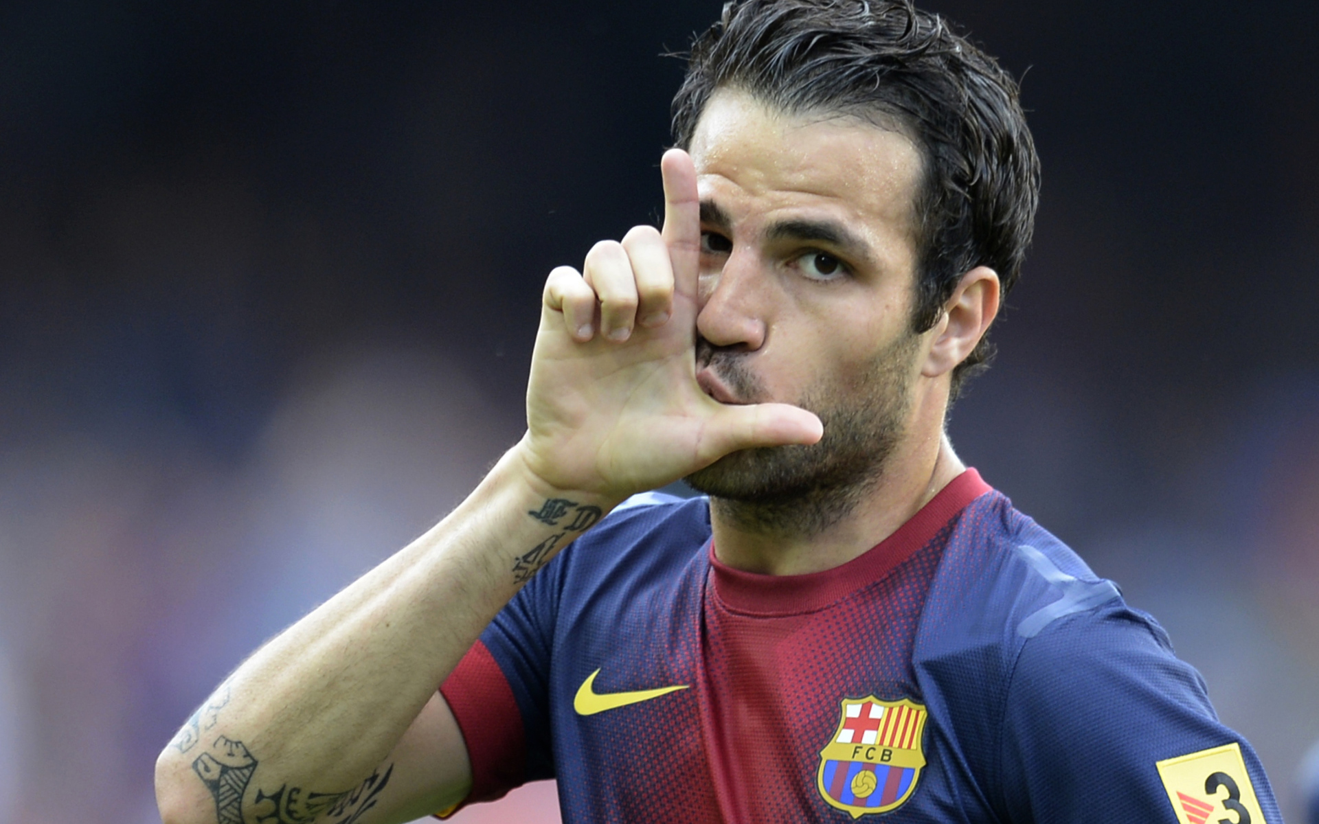 Барселона Франсеск Фабрегас целует палец
