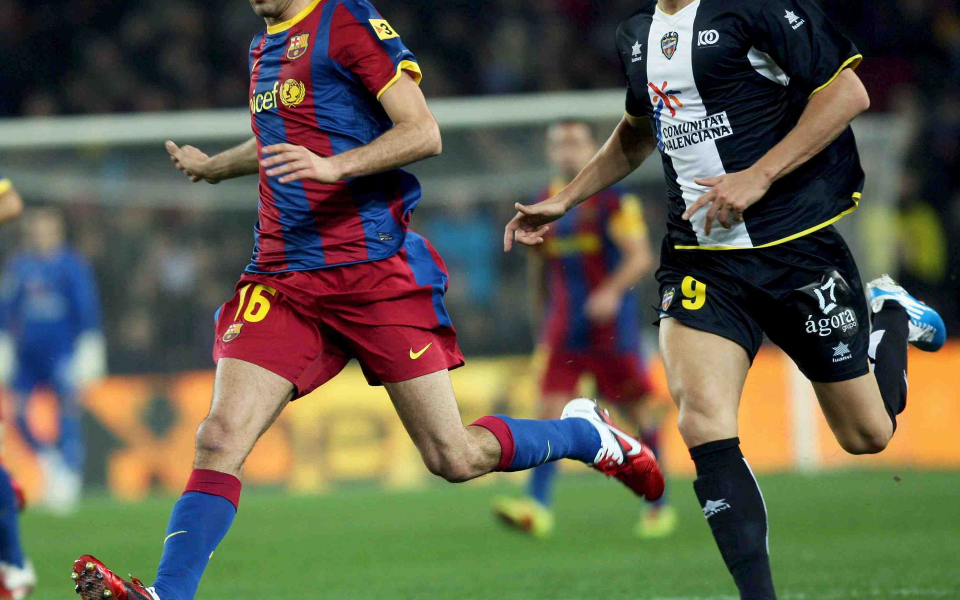 Барселона Серхио Бускетс на футбольном поле