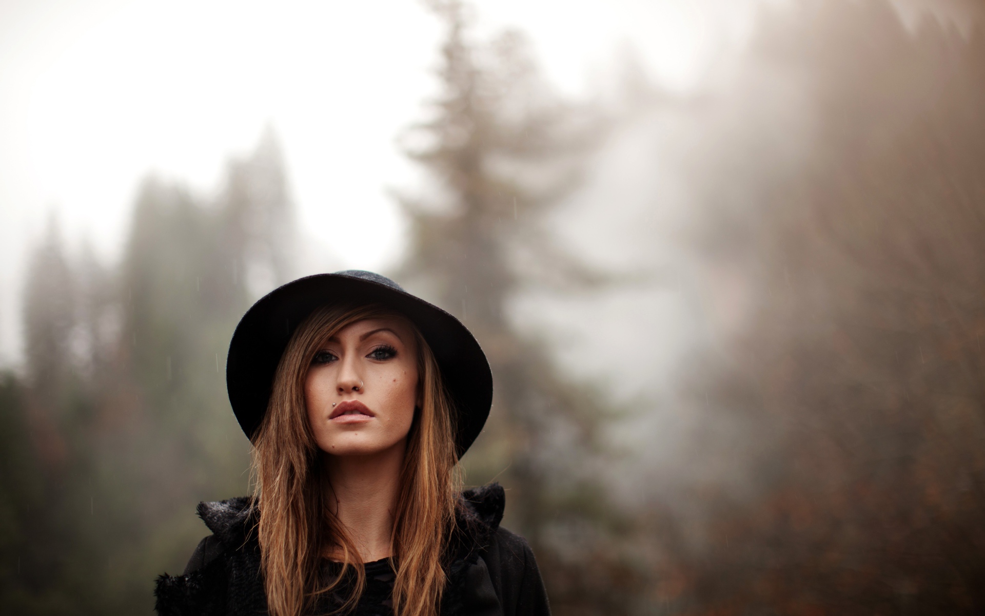 Девушка шатенка с пирсингом в носу и губе