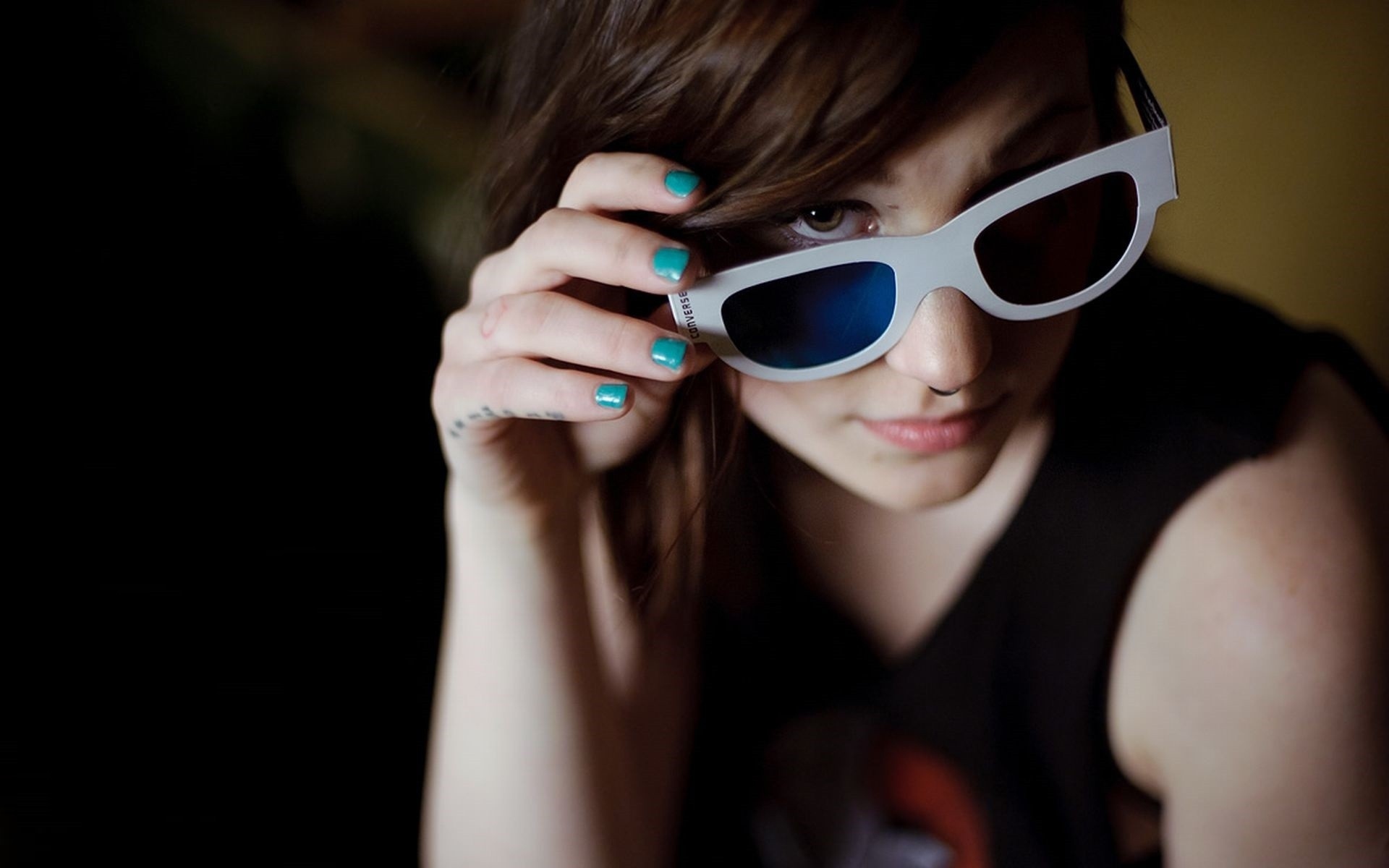 Девушка брюнетка в очках и с пирсингом в носу