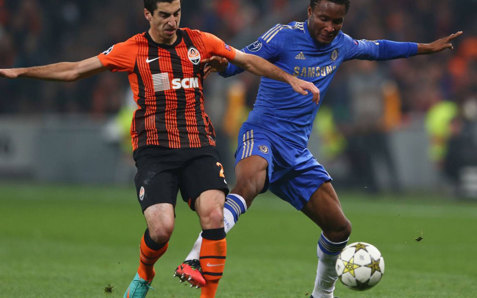 Дортмунд Генрих Мхитарян в борьбе за мяч