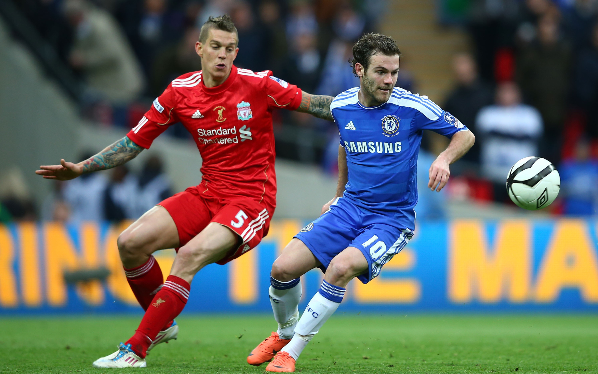 Ливерпуль Даниэль Аггер борется за мяч