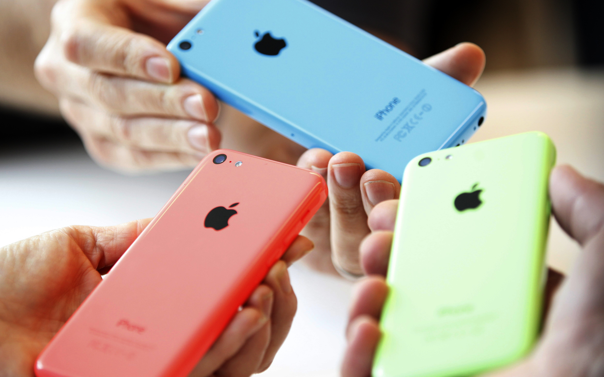 Новые Iphone 5C в руках