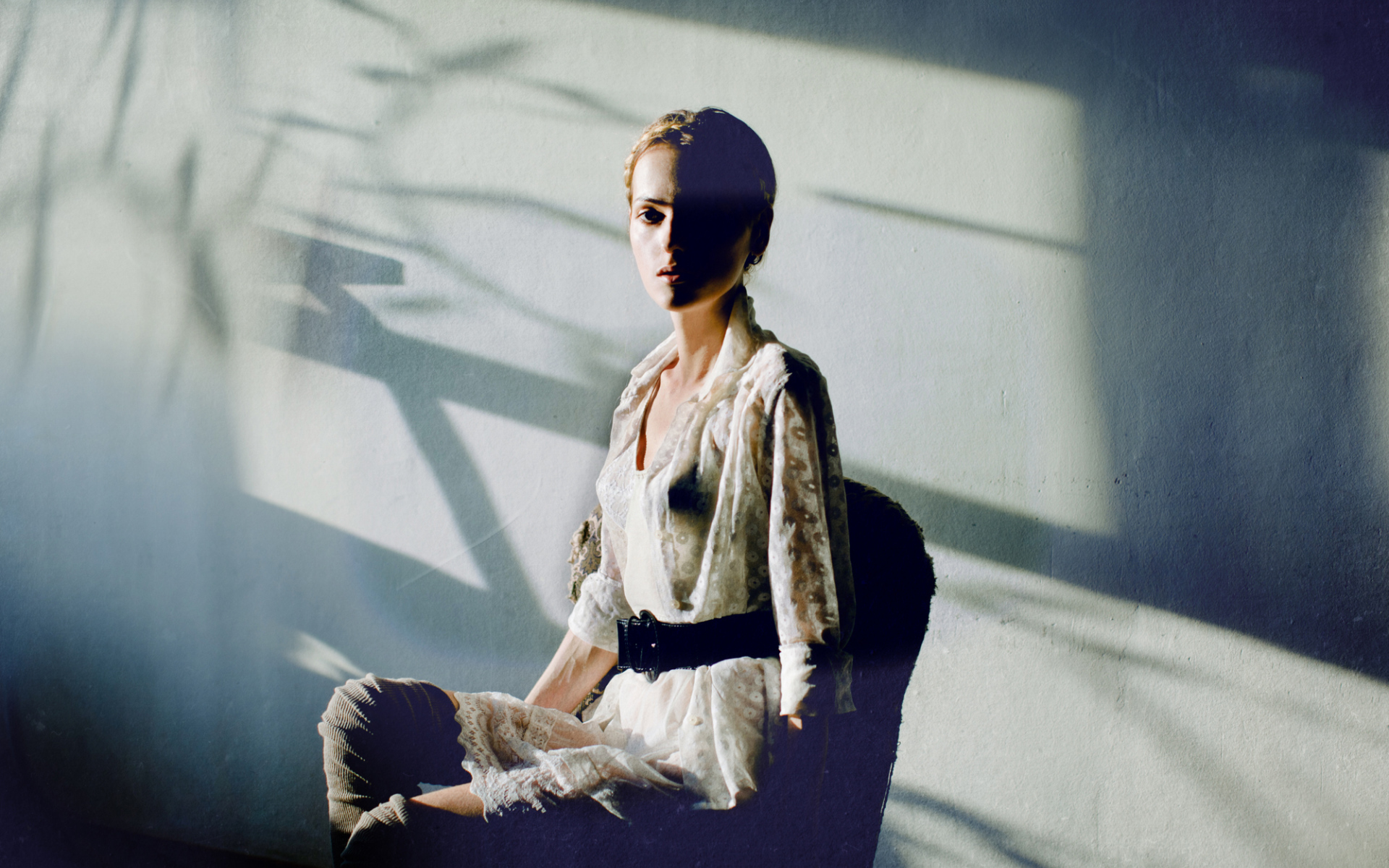 Фотография девушки на фоне белой стены