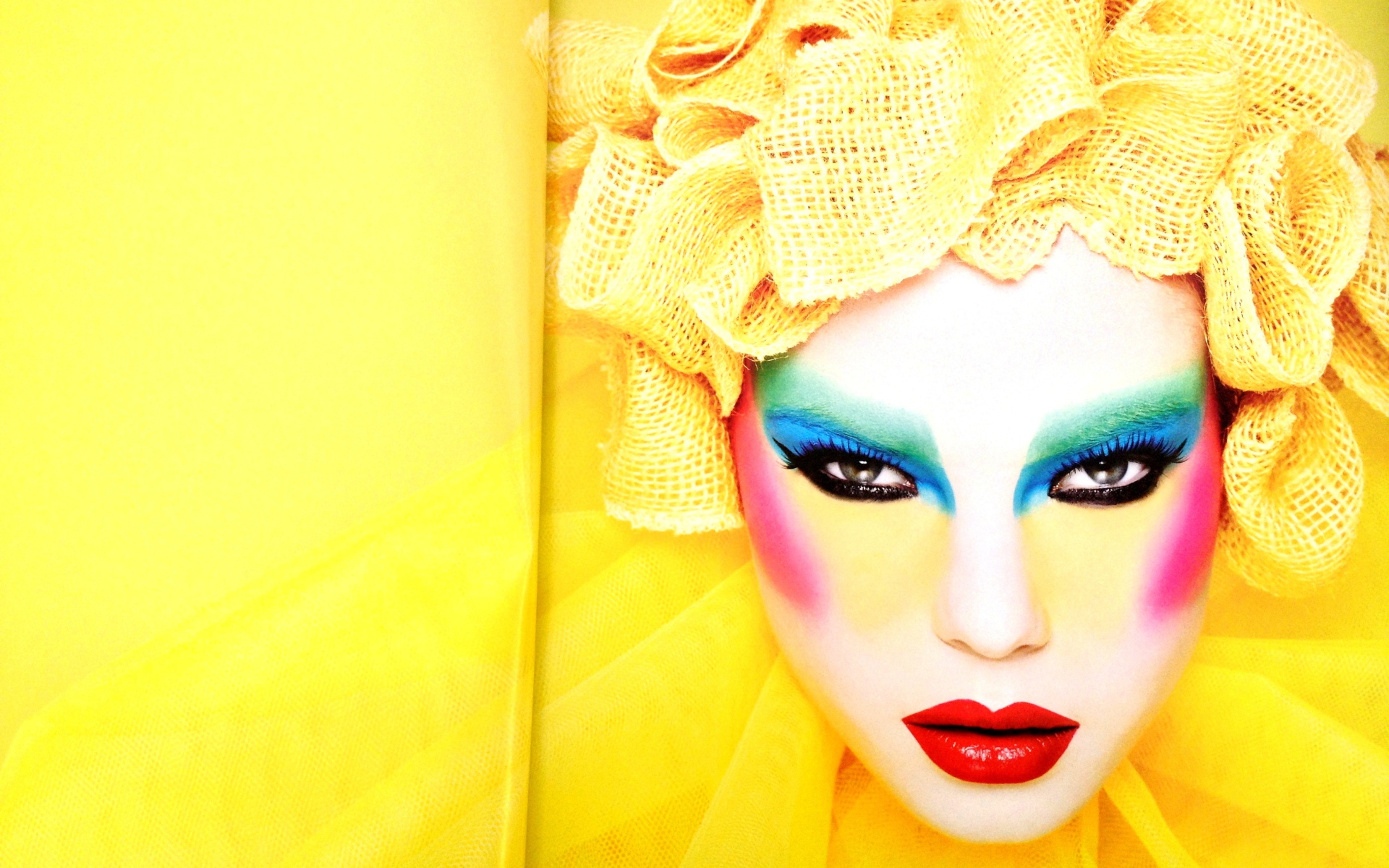 Фотография яркой девушки