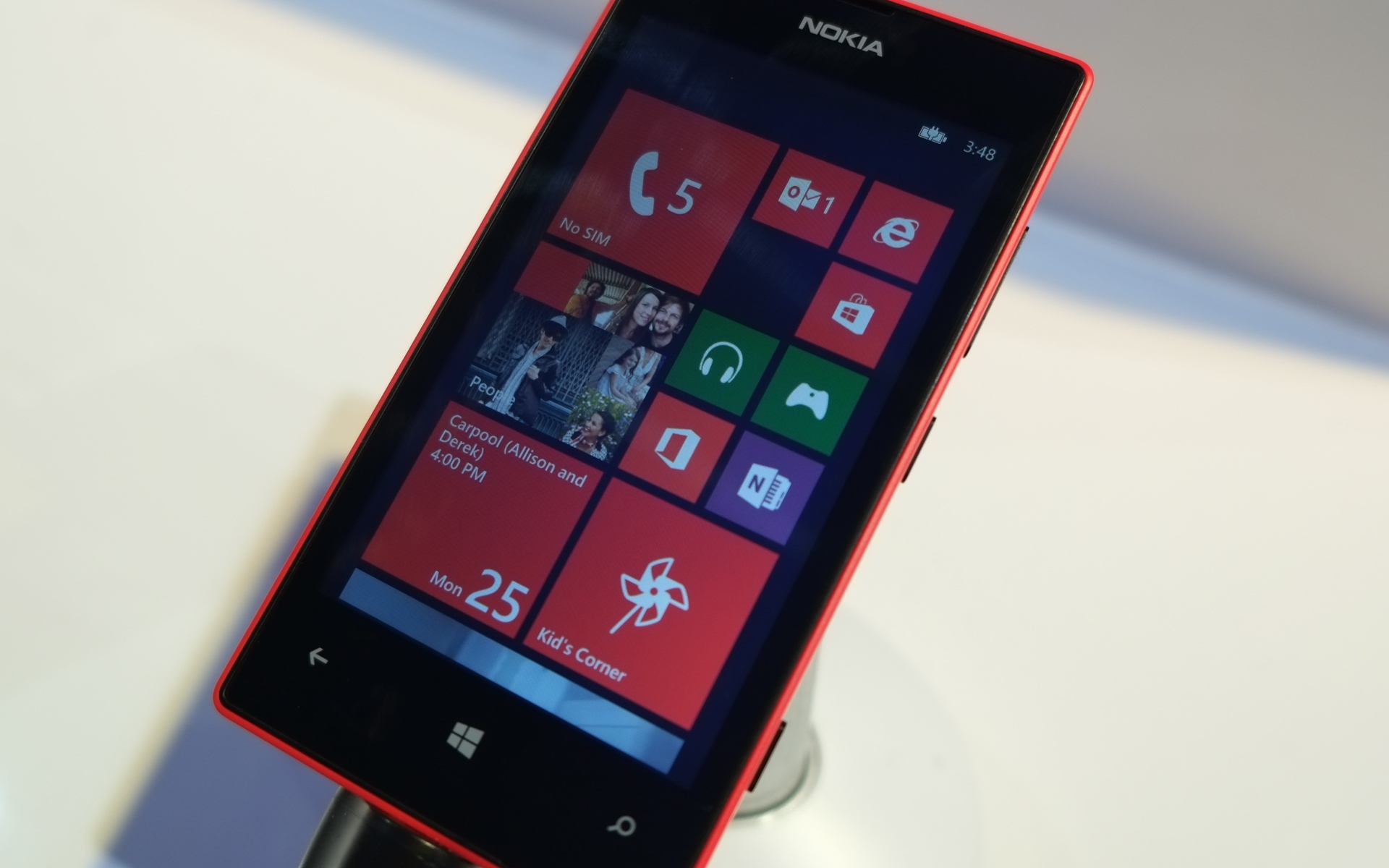 Красная Nokia Lumia 720 на стенде