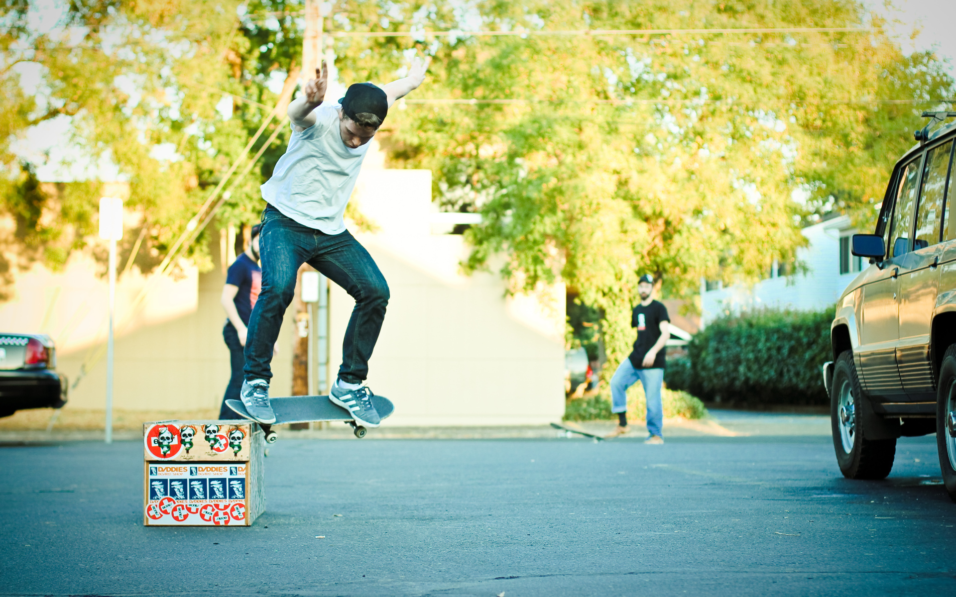 Скейтер выполняет трюк