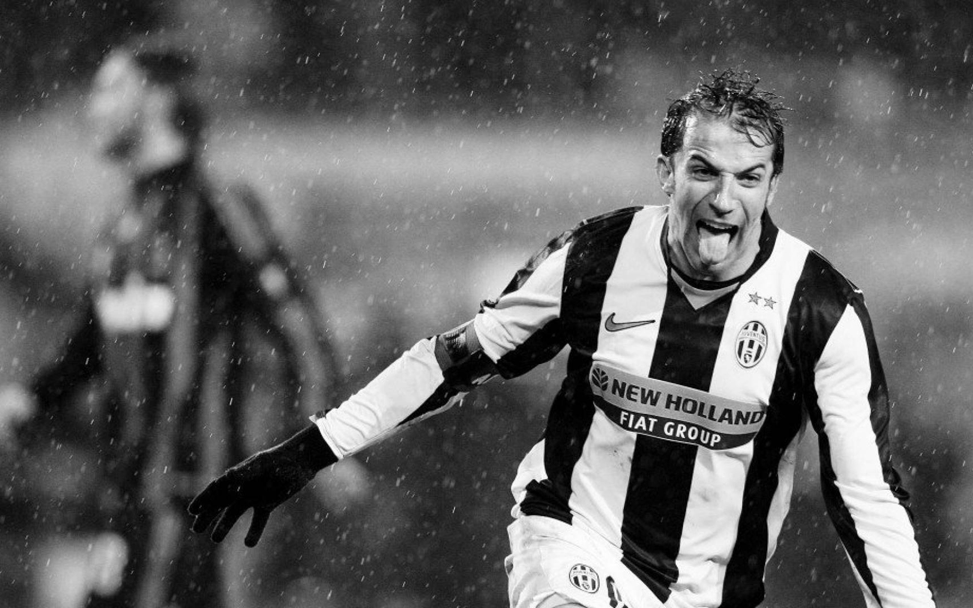 Лучший футболист Сиднея Алессандро Дель Пьеро в темных тонах