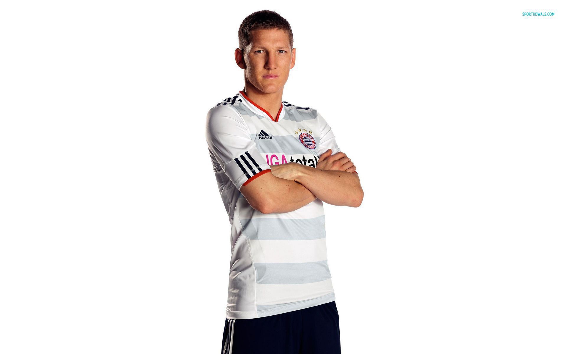  Футболист Баварии Бастиана Швайнштайгера на белом фоне