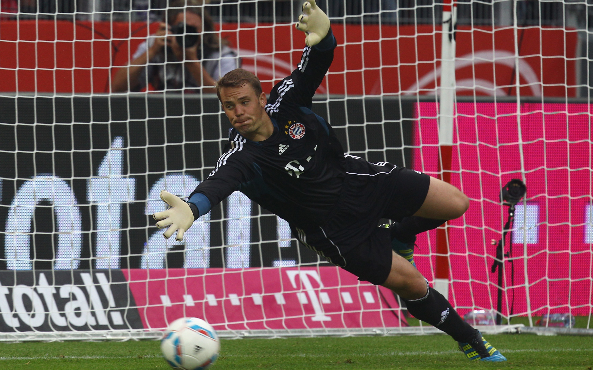 Футболист Баварии Мануэль Нойер ловит мяч