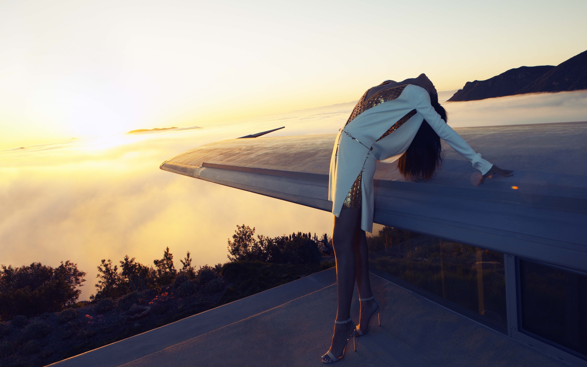 Девушка на крыше дома