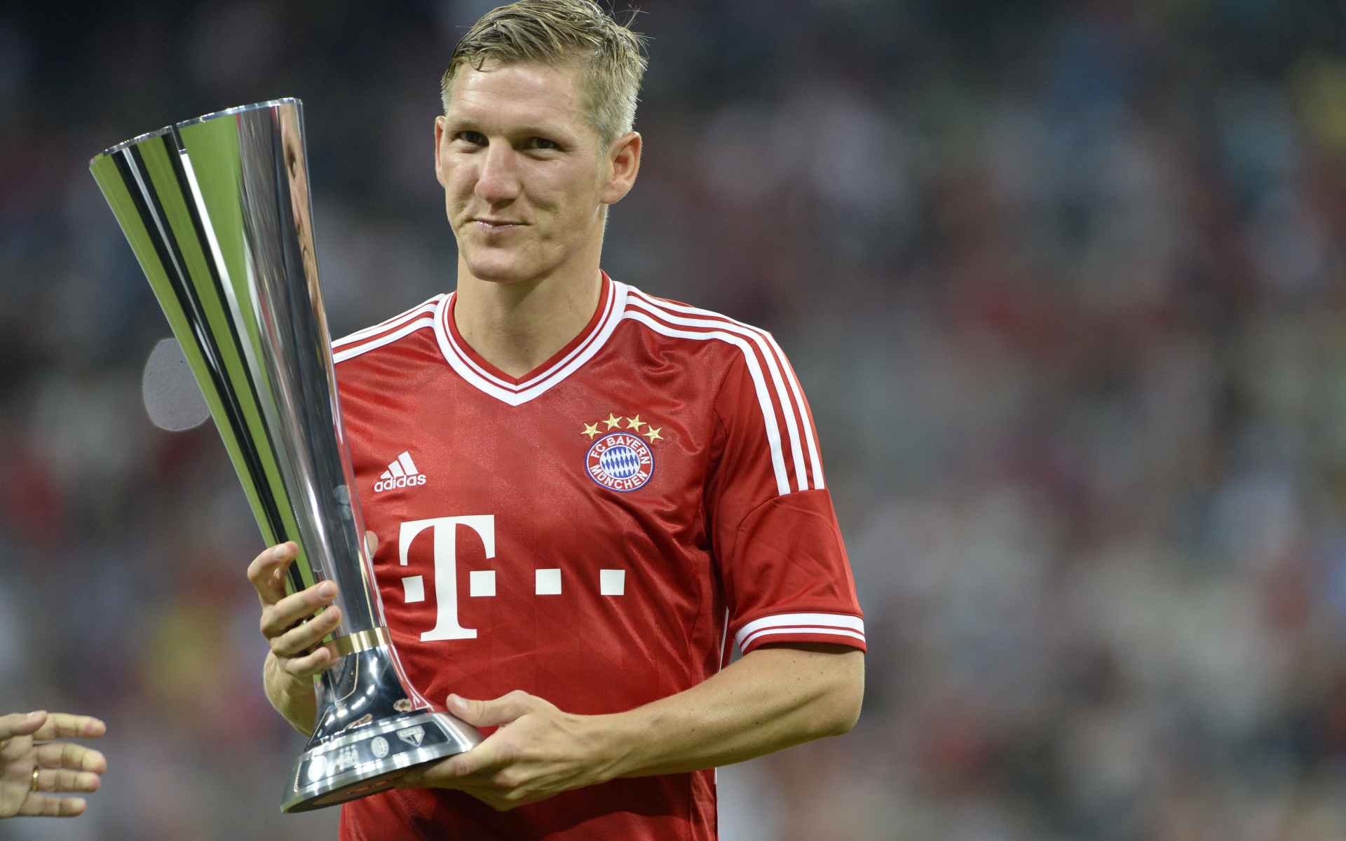 Полузащитник Баварии Бастиан Швайнштайгер со своим трофеем