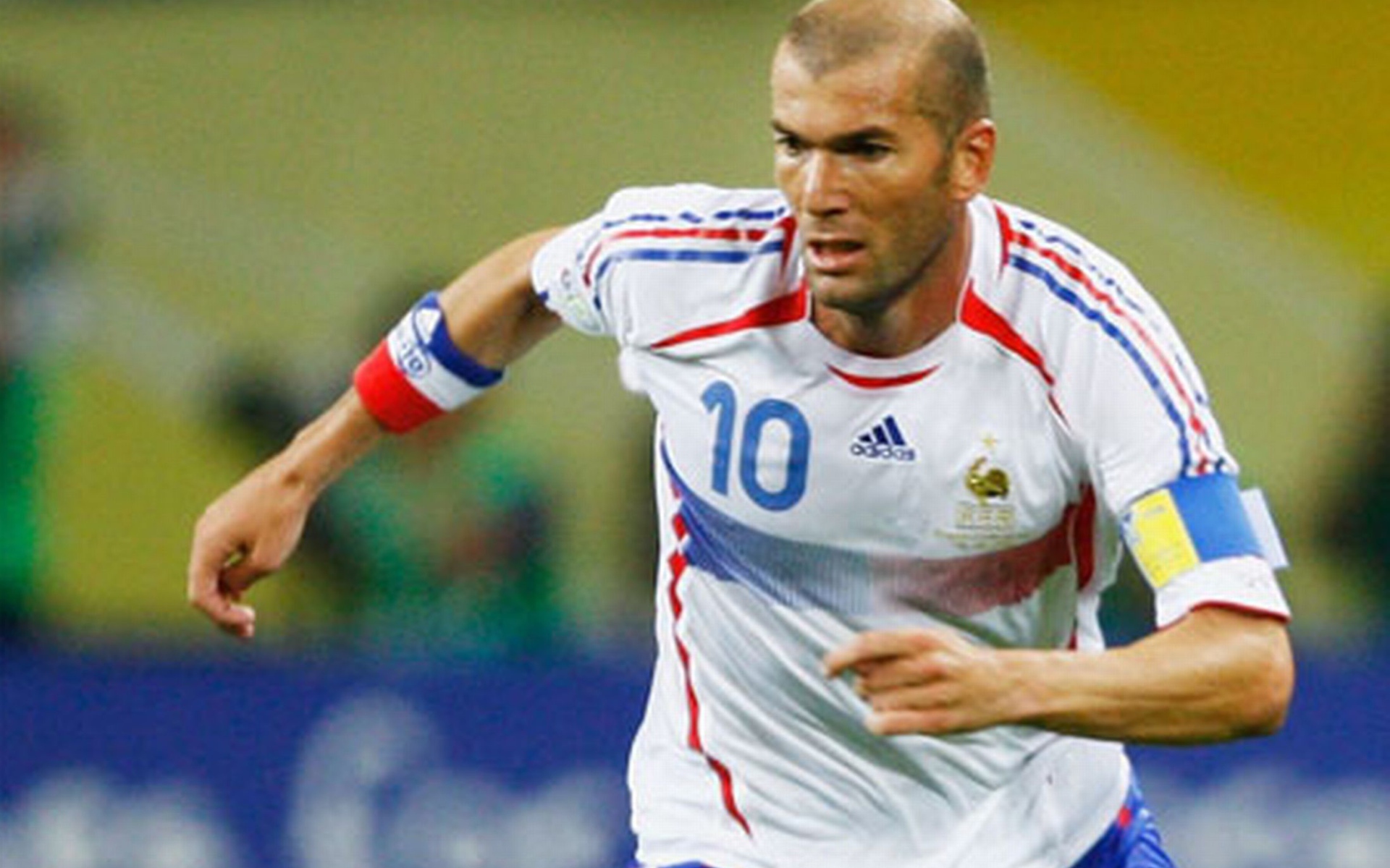 Легенда футбола Зинедин Зидан на поле