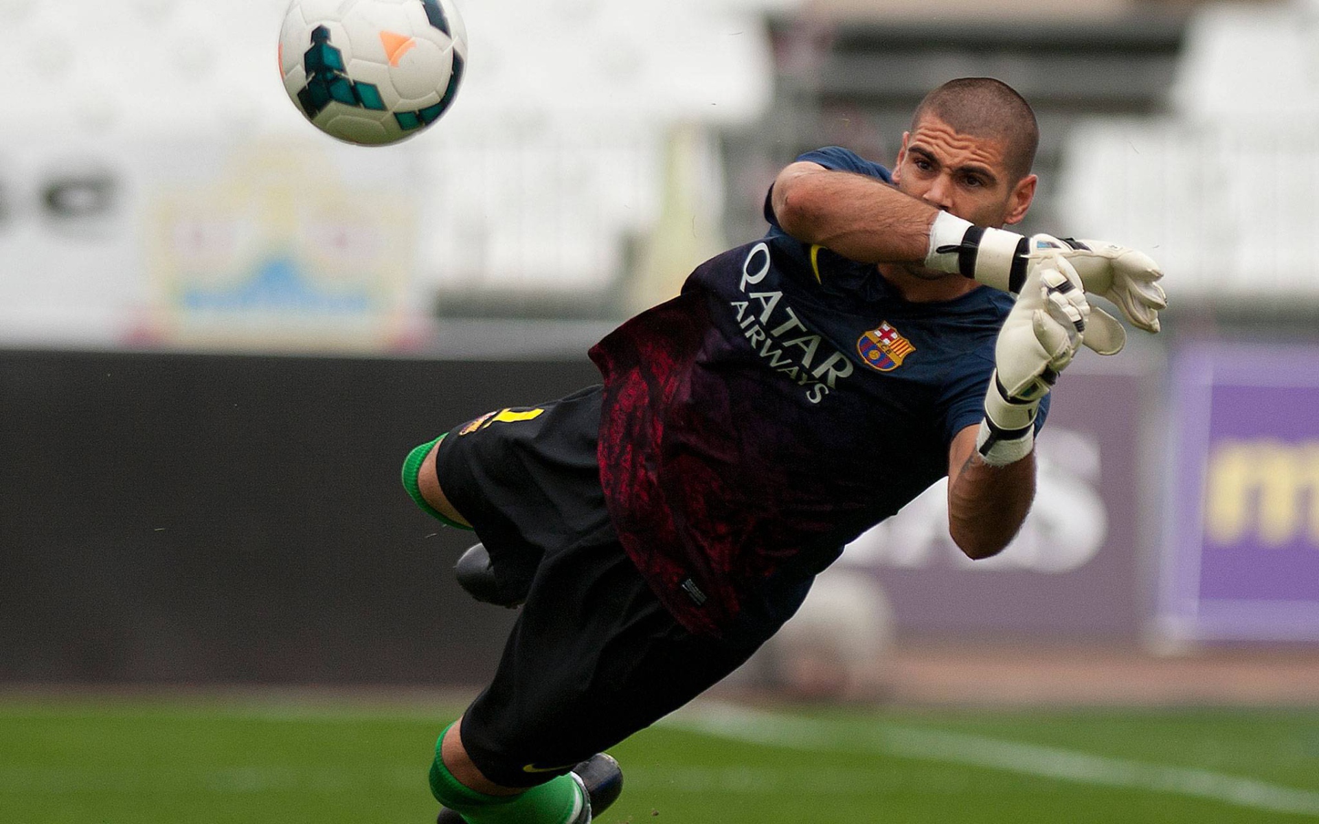 Игрок Барселоны Виктор Вальдес принимает все футбольные мячи