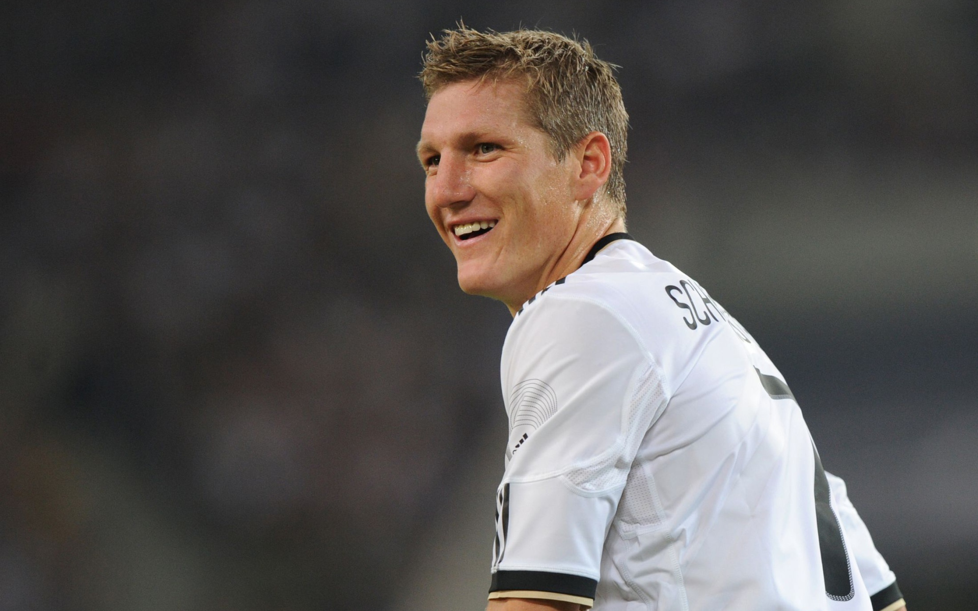 Игрок Баварии Бастиан Швайнштайгер улыбается