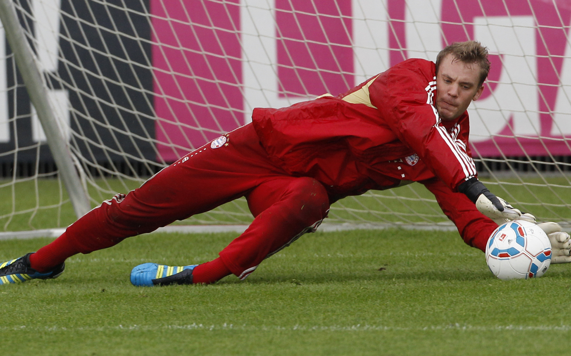 Игрок Баварии Мануэль Нойер защищает ворота